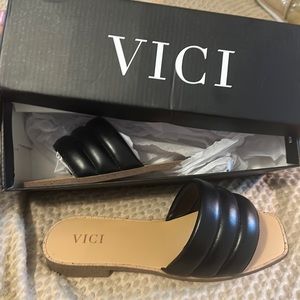 Vici New in box size 6 Skye Padded Square Toe Sandal Black